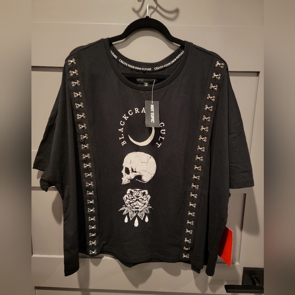HOT TOPIC Blackcraft Crop Hook & Eye Graphic Tee Size 3 - Picture 8 of 16